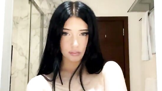 а чего такая бледная?