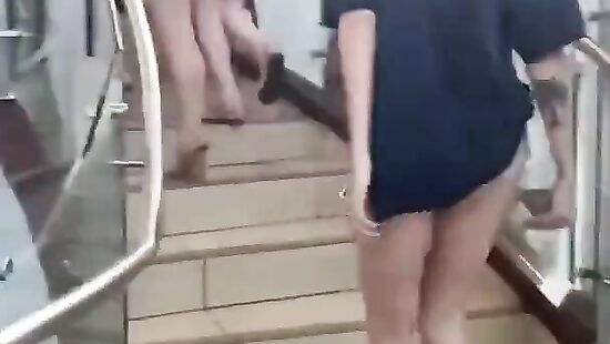 чё за парад голопопых?)