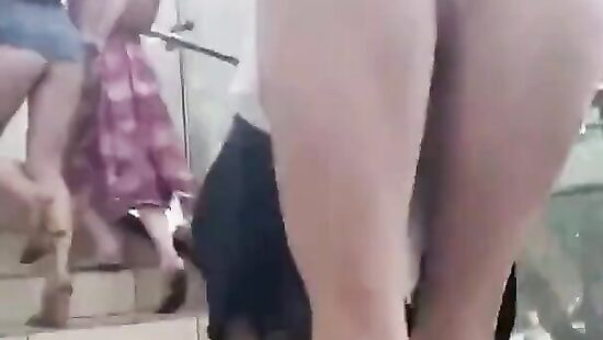 чё за парад голопопых?)