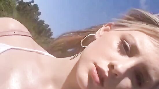 подружки на прогулке